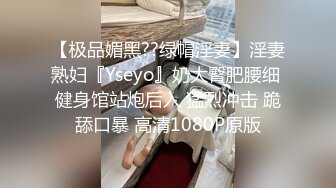 商场女厕全景偷拍黑色T恤妹子的极品无毛小嫩B